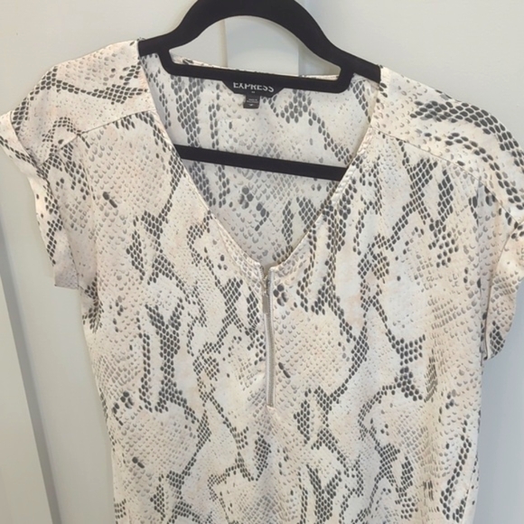 Express Snakeskin V-neck Size M - Picture 2 of 5